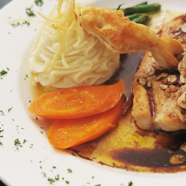 Uno no puede pensar bien, dormir bien, amar bien si no ha comido BIEN 😏

🍽️...