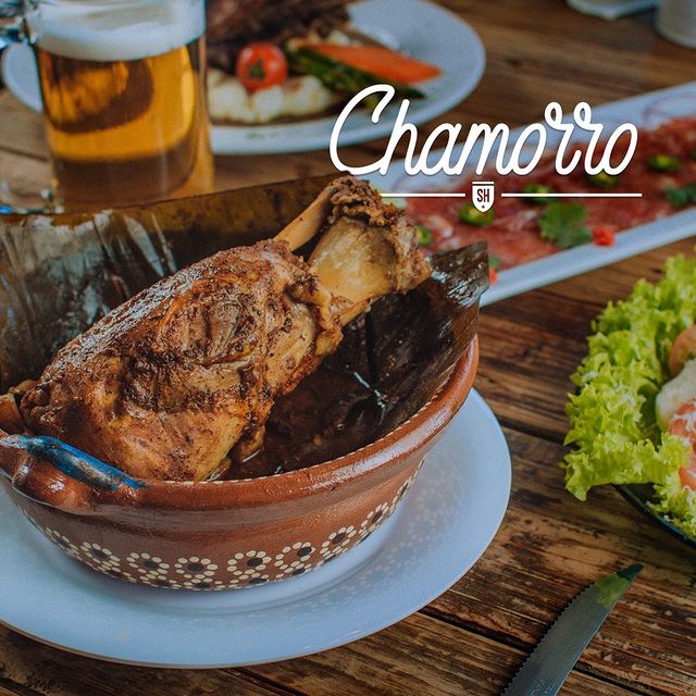 Llegó el viernes y en Swiss Haus te espera un platillo de chamorro 🍖 y un ta...