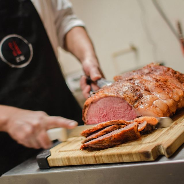 ¡Toda una delicia nuestro Prime Rib! Cocinado en su jugo durante seis horas e...