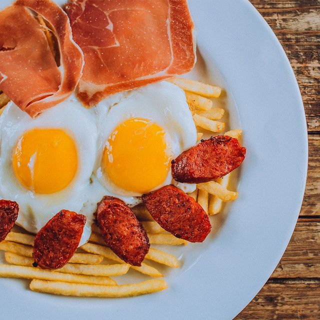 ¡Buenos días! ¿Desayuno en Swiss Haus? Unos deliciosos huevos rotos sobre pap...