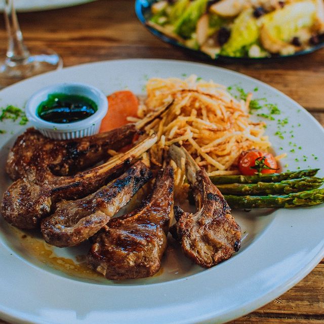 Hoy es un día perfecto para ir a Swiss Haus a comer rack de cordero de Nueva ...